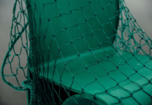 버려진 어망에서 의자로